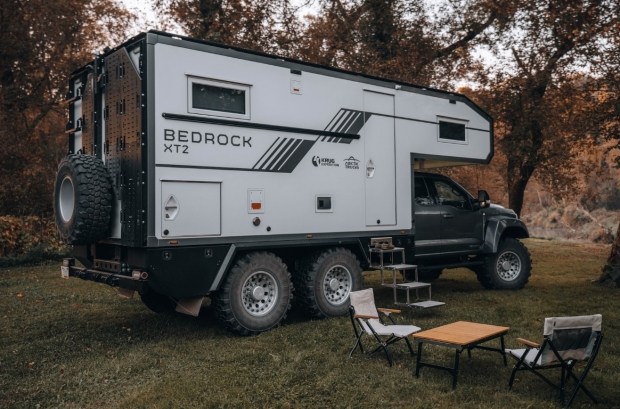 Ford F-550 перетворили на шестиколісний позашляховий автодім преміум-класу (фото)