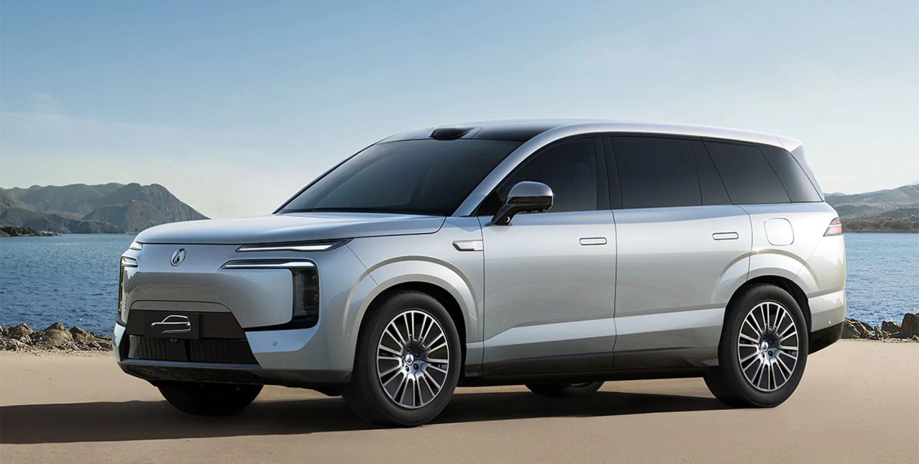Новый семейный кроссовер BYD Denza N8L: 955 л.с., дрон на крыше и запас хода 200 км на электрике