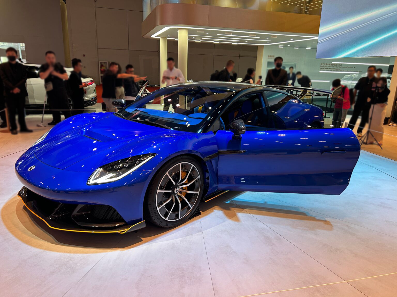 Denza Z: новое электрическое купе BYD, которое бросает вызов Porsche 911 — премьера в Шанхае
