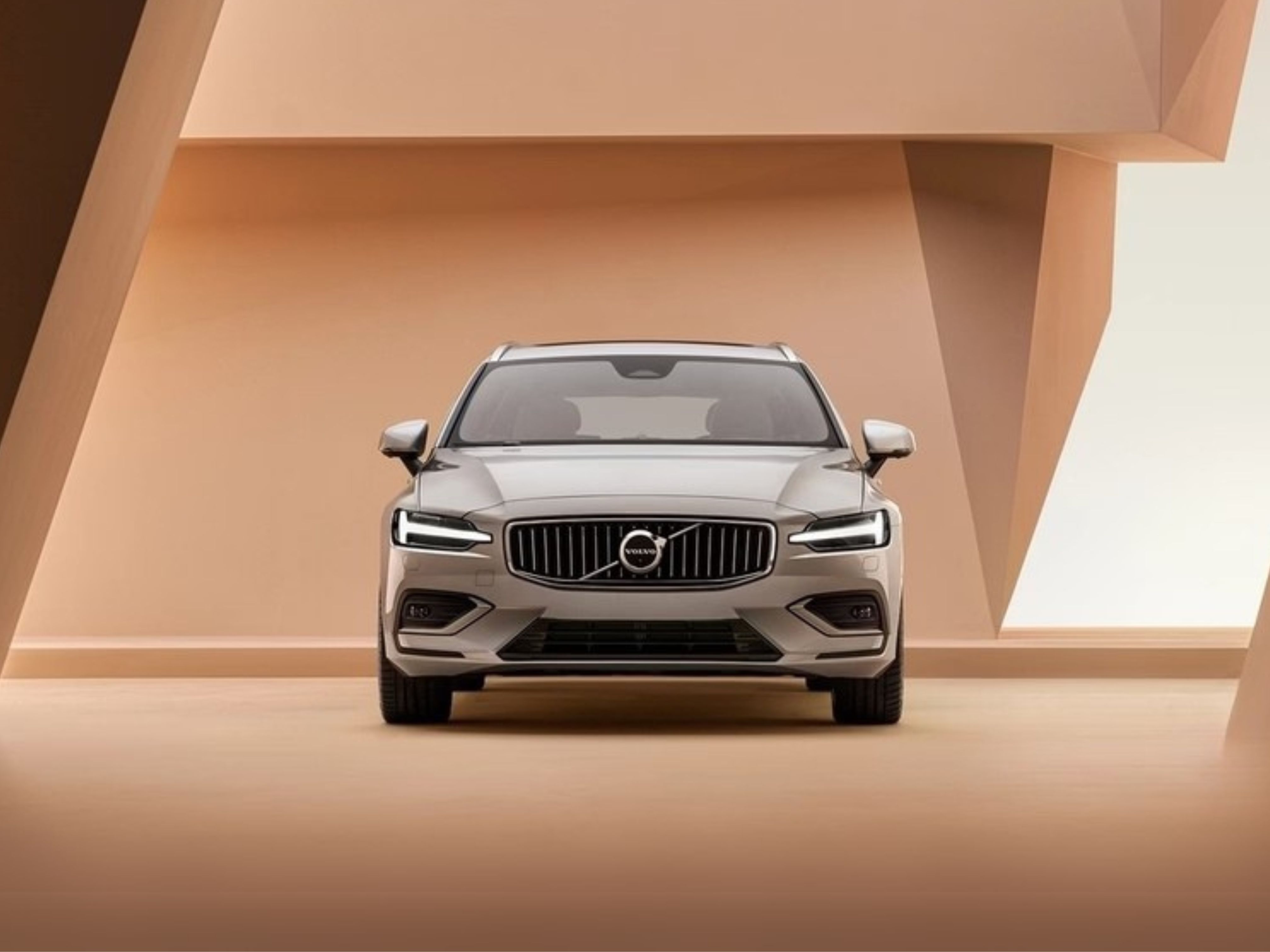 Volvo V60 2025: обновленный универсал с премиальными улучшениями