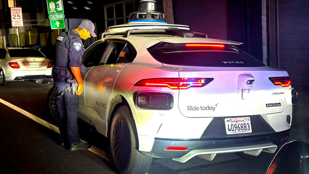 Полиция остановила беспилотный автомобиль Waymo за незаконный разворот: почему не удалось выписать штраф