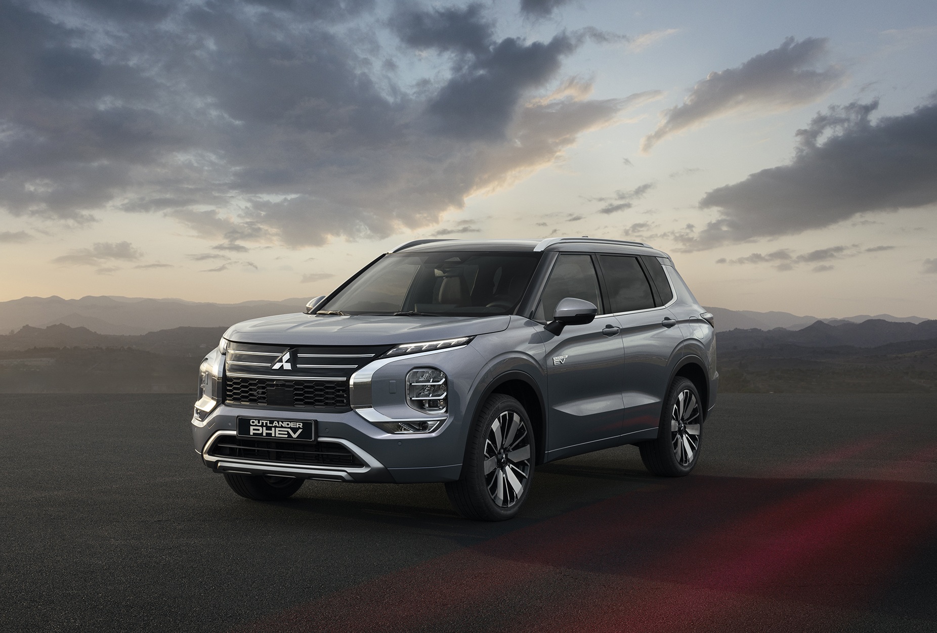 Mitsubishi Outlander PHEV, Mitsubishi Outlander, новый Mitsubishi Outlander, кроссовер Mitsubishi, кроссовер Mitsubishi