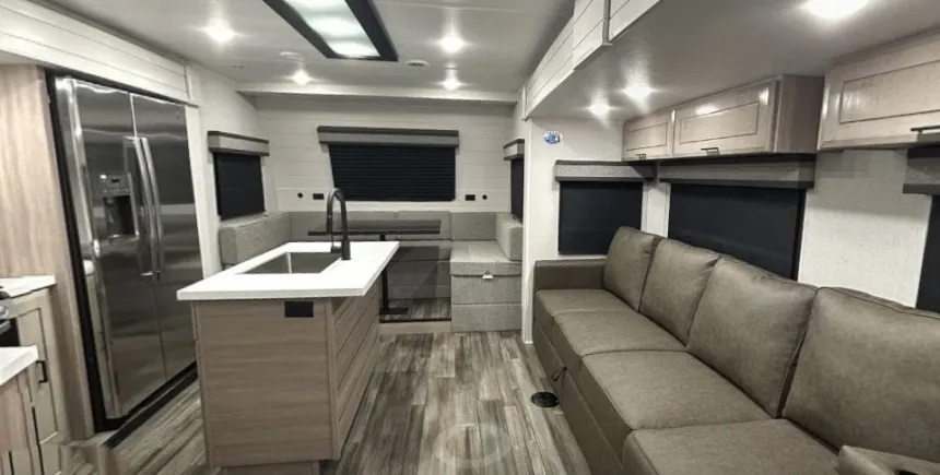 Квартира на колесах: как выглядит роскошный 12-метровый автодом Highland Ridge RV