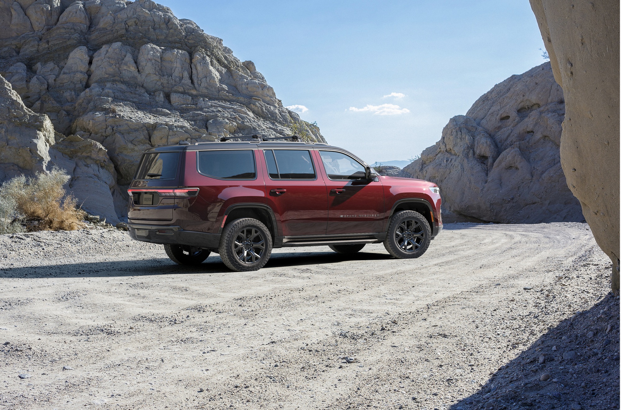 Jeep has unveiled the flagship electrified Grand Wagoneer 2026 SUV with an 800 km range (photos)