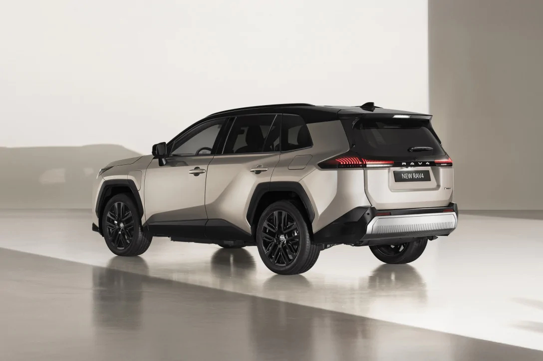 Toyota RAV4 2026: обновлённый дизайн, до 320 л.с. и 100 км на электротяге