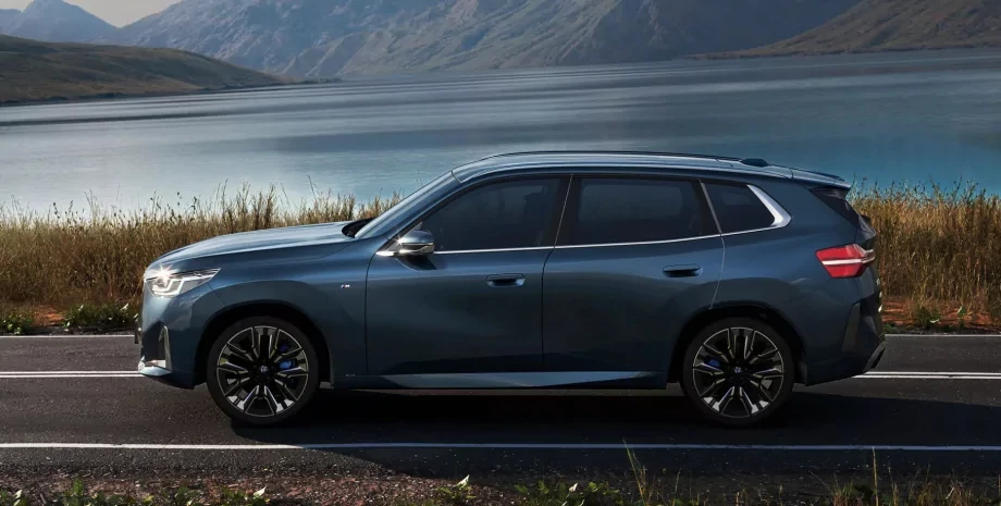 BMW презентовала семейный кроссовер с просторным салоном