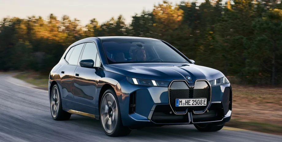 BMW iX 2025: Обновленный электрокроссовер с запасом хода до 700 км
