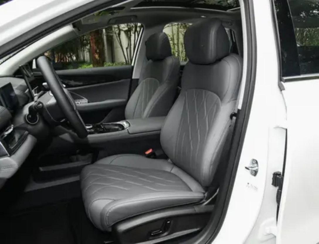 Салон Geely Galaxy, новий Geely Galaxy A7, седан Geely, гібрид Geely