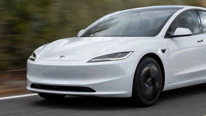 Tesla оновила Model 3: більше потужності, новий екран і збільшений запас ходу