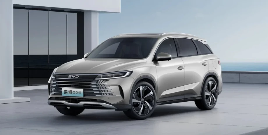 BYD представил электрифицированный семейный кроссовер стоимостью $14,000 с запасом хода 2000 км (фото)