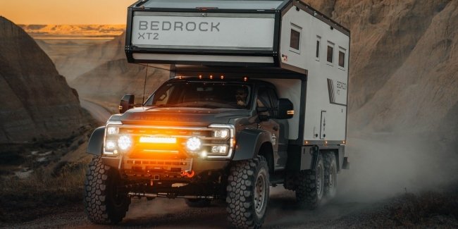 Ford F-550 перетворили на шестиколісний позашляховий автодім преміум-класу (фото)