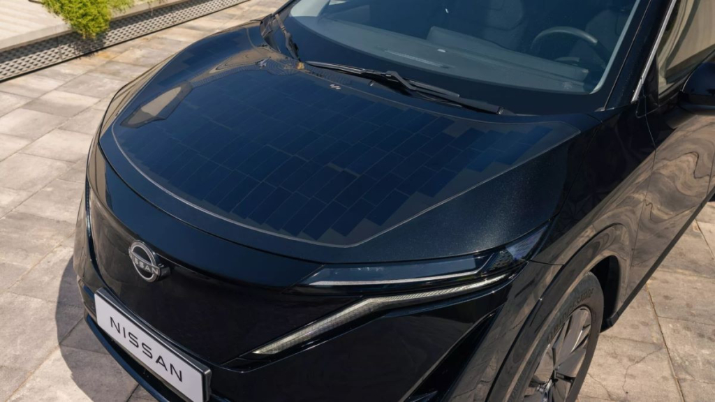 Электрокроссовер Nissan Ariya оснастили солнечными панелями на капоте и крыше: что это даёт на практике