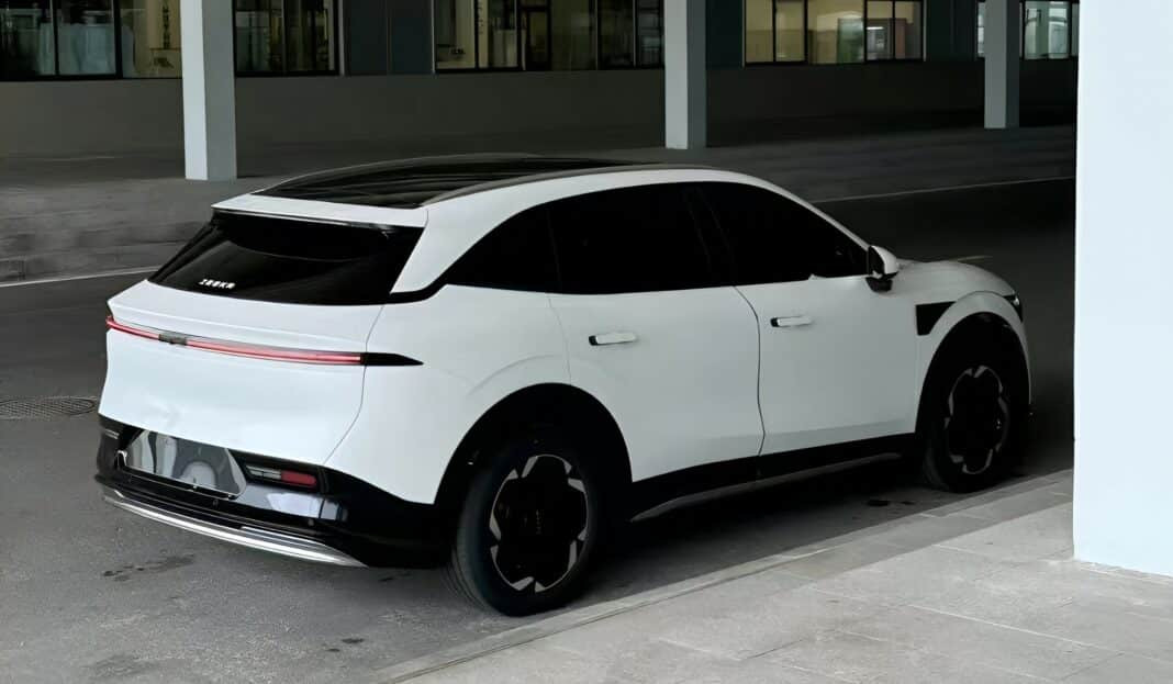 Geely Zeekr 7X помічено на вулиці перед запуском.
