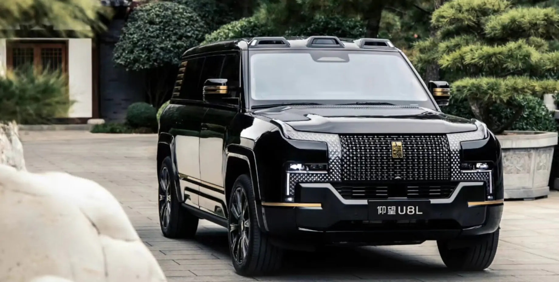 Электрический соперник Rolls-Royce Cullinan от BYD: в Китае стартовали продажи роскошного Yangwang U8L (фото)