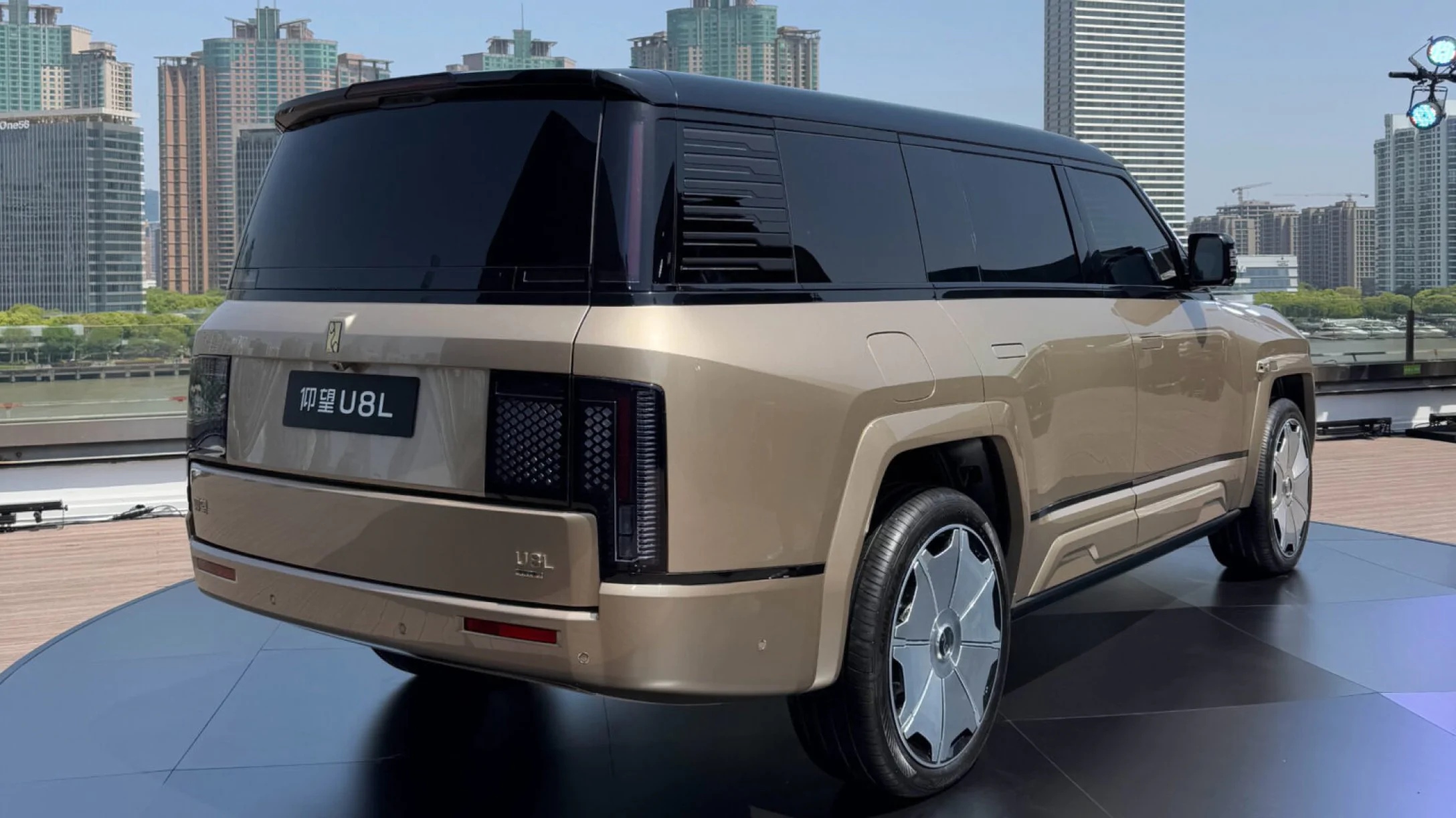 Электрический соперник Rolls-Royce Cullinan от BYD: в Китае стартовали продажи роскошного Yangwang U8L (фото)