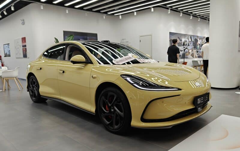 Технология парковки на обочине от IM Motors поражает воображение и демонстрирует передовое цифровое шасси