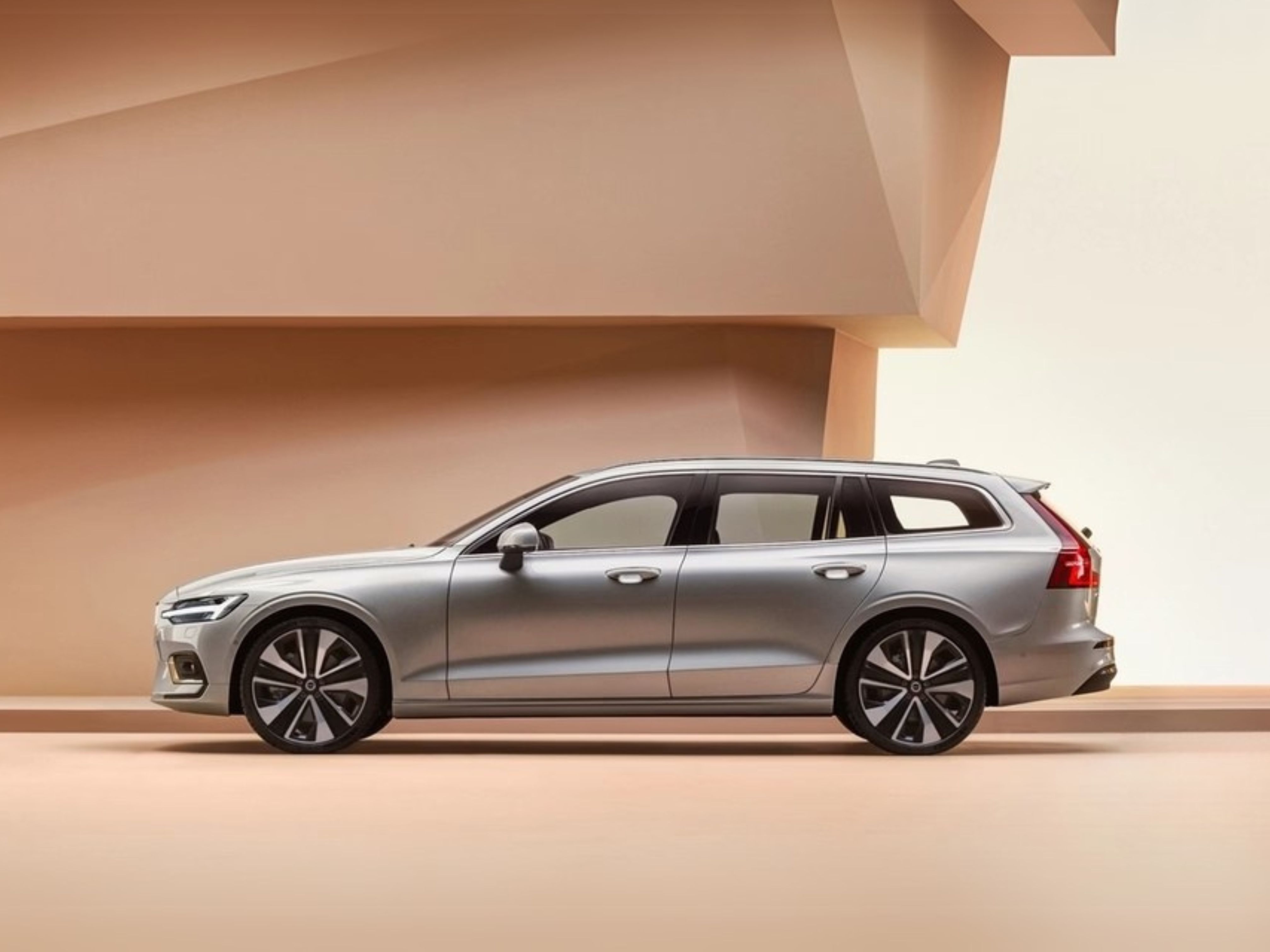 Volvo V60 2025: обновленный универсал с премиальными улучшениями