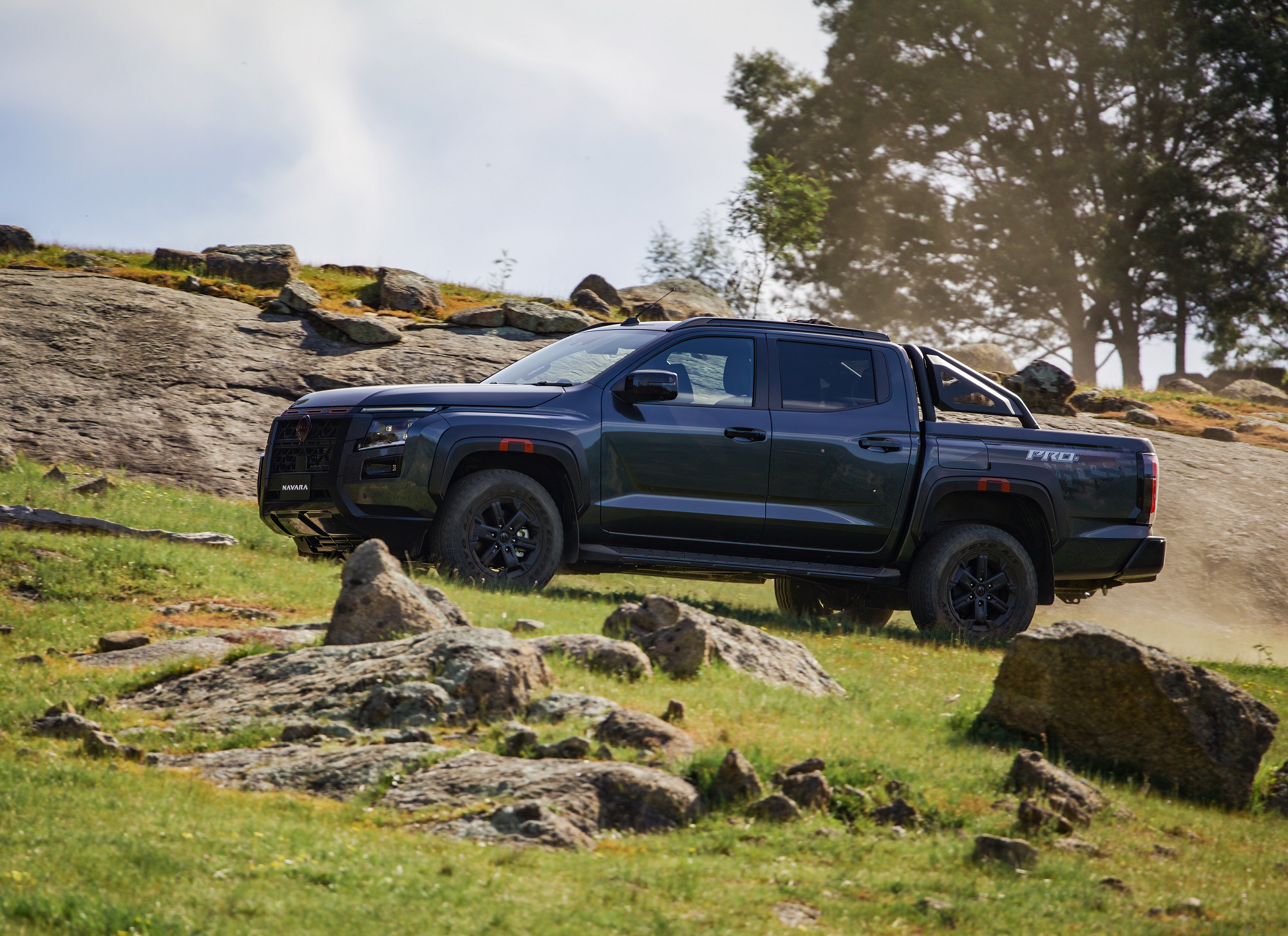 Официально представлен Nissan Navara 2026: новый рамный пикап на базе Mitsubishi L200, дизайн, характеристики и фото