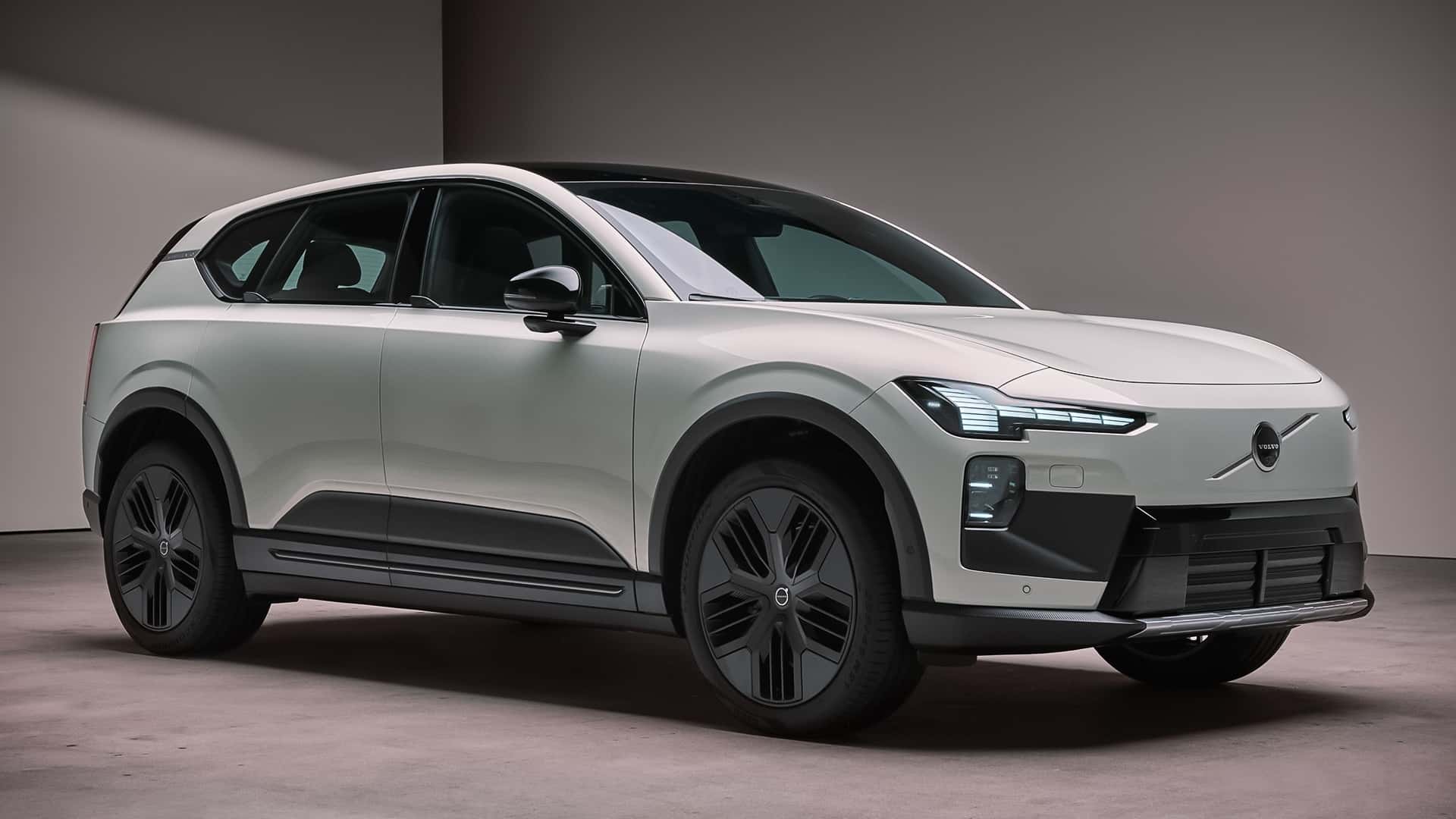680 hp and a range of up to 810 km: the new Volvo EX60 unveiled — the brand's most high-tech electric crossover