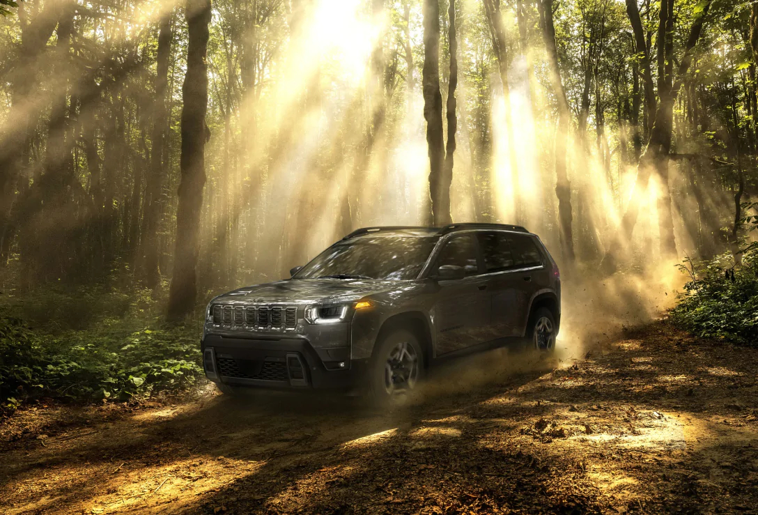 Возвращение легенды: Jeep Cherokee 2026 показали до официальной премьеры — фото и подробности