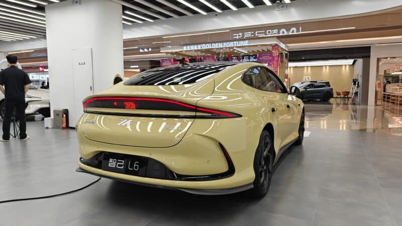 Технология парковки на обочине от IM Motors поражает воображение и демонстрирует передовое цифровое шасси