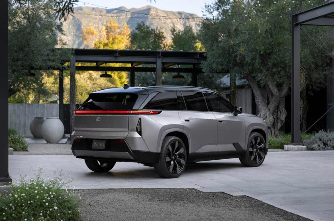 Toyota представила электрический Highlander 2027: запас хода до 515 км и три ряда сидений