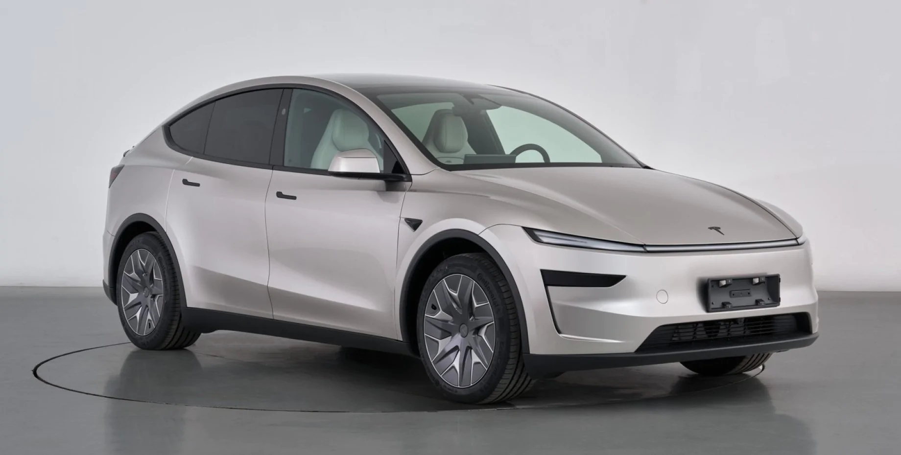 Новый Tesla Model Y L 2025: удлинённый электрокроссовер с тремя рядами кресел и 456 л.с.