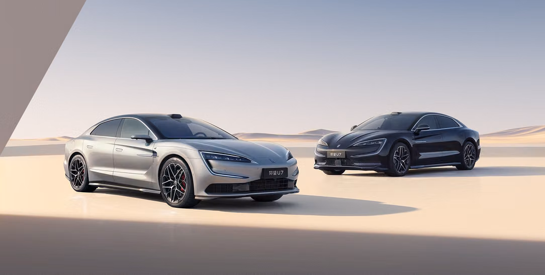 Премиальные седаны Mercedes-Benz и BMW так не умеют. BYD показала возможности Yangwang U7 в новых роликах