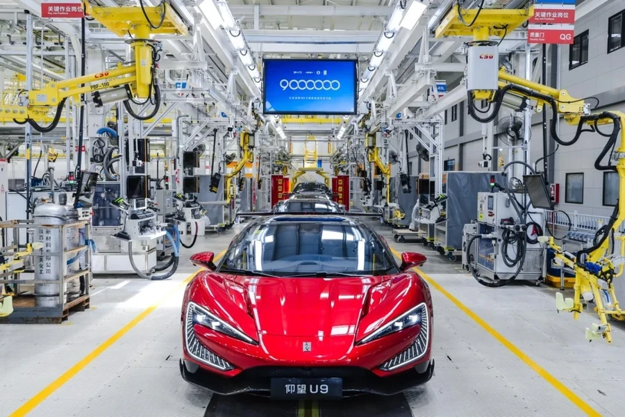 BYD выпустила 9 миллионов автомобилей на новых источниках энергии и в настоящее время производит 12 000 машин ежедневно. Компания продолжает увеличивать темпы производства.
