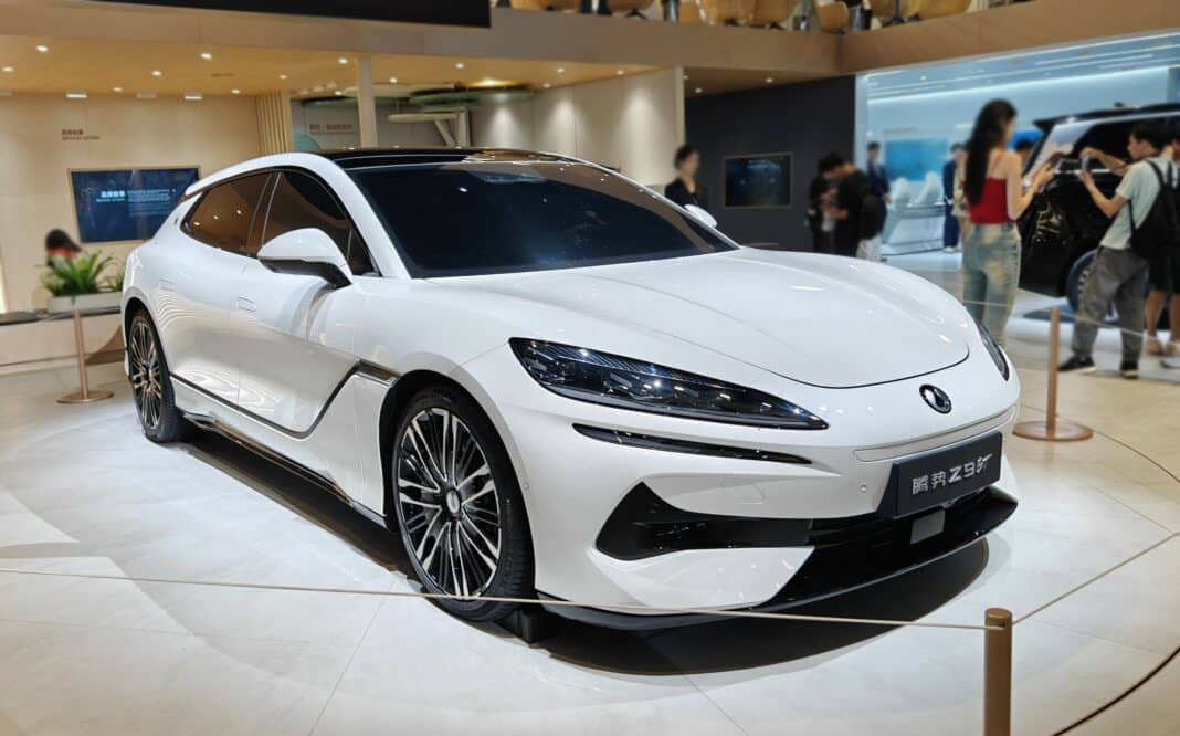 Світова прем'єра Denza Z9 GT від BYD відбудеться 20 вересня. Автомобіль буде представлений у гібридній та електричній версіях.