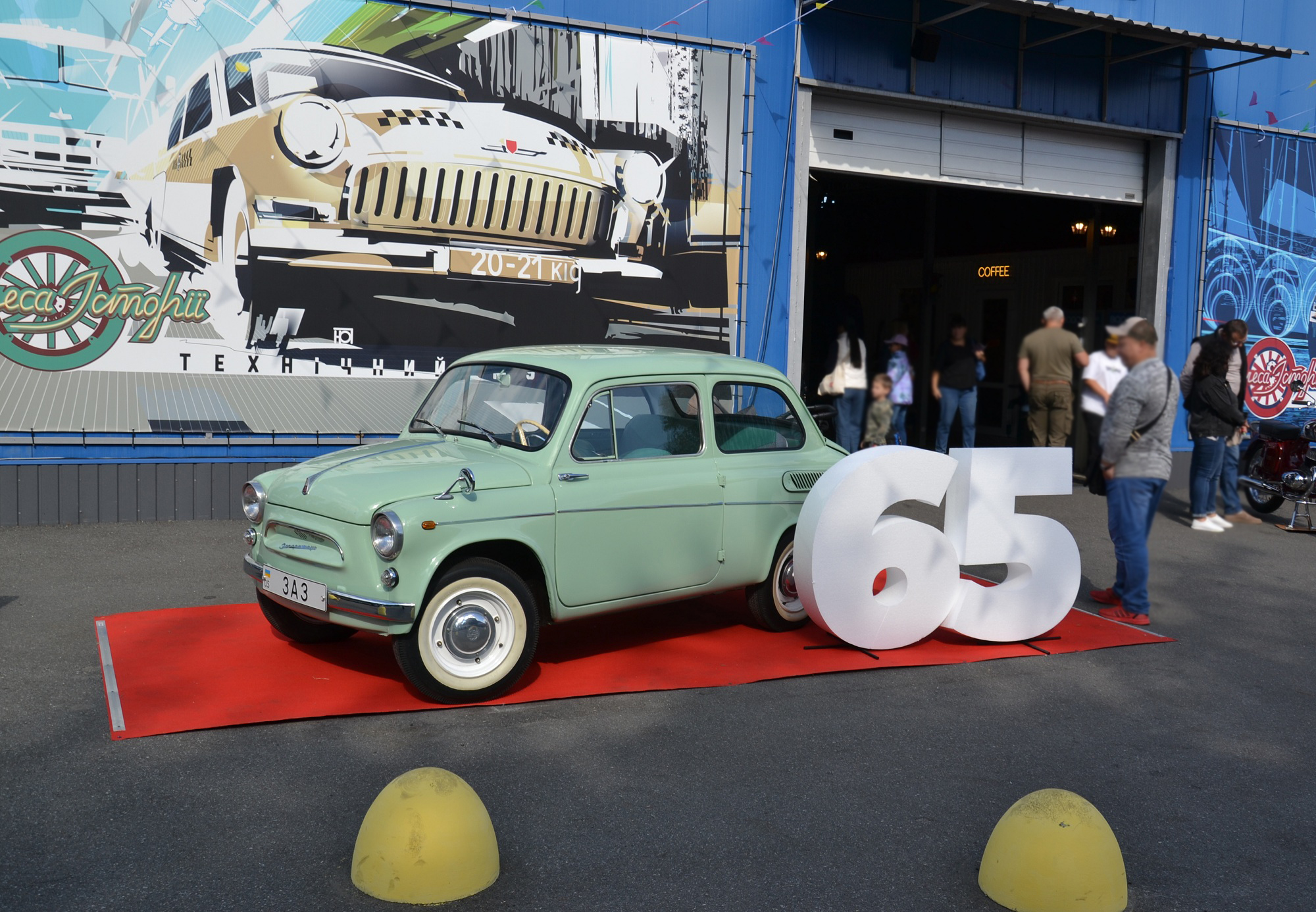 Спорткар ЗАЗ і рідкісні Mercedes: найкращі ретро-авто на фестивалі Old Car Land 2025 у Києві