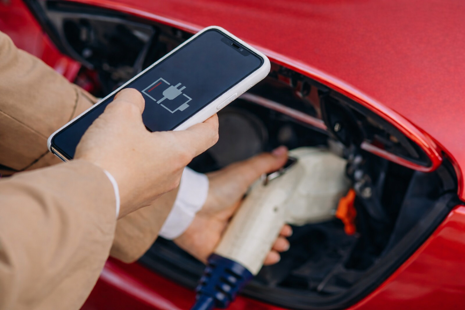 Можно ли заряжать электромобиль из квартиры через удлинитель: разъяснение энергетиков | bex-auto.com