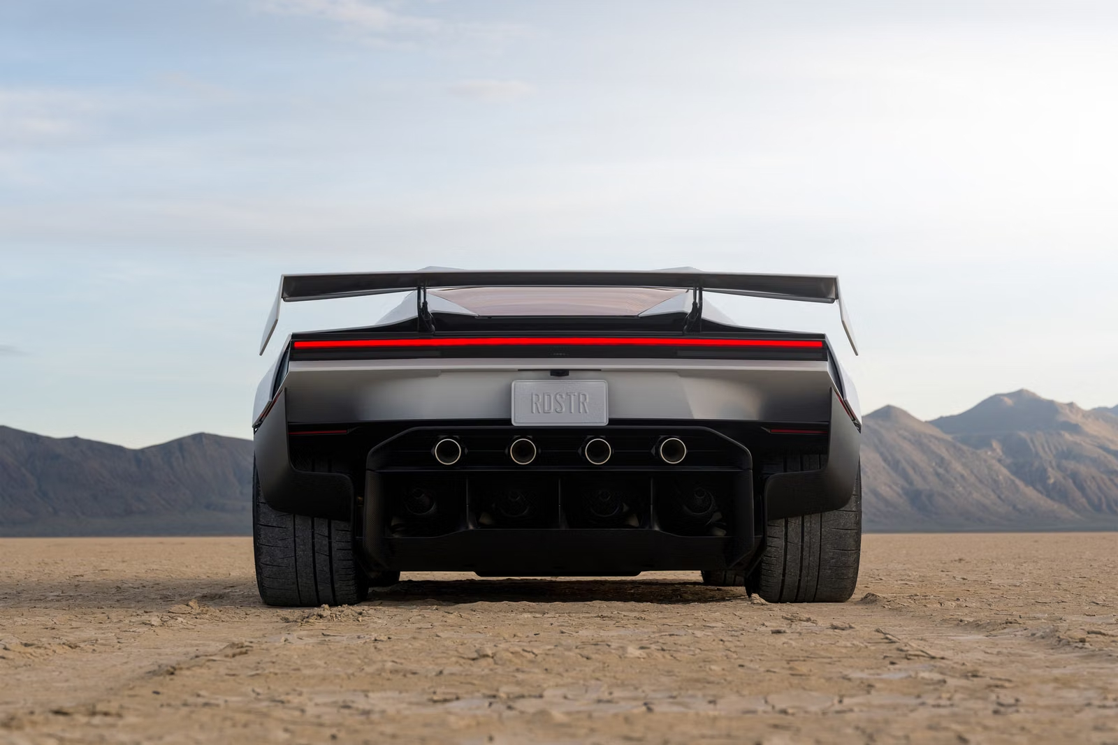 Tesla Roadster здивував публіку: електроспорткар злетів у повітря та розігнався до 100 км/год за 0,81 секунди